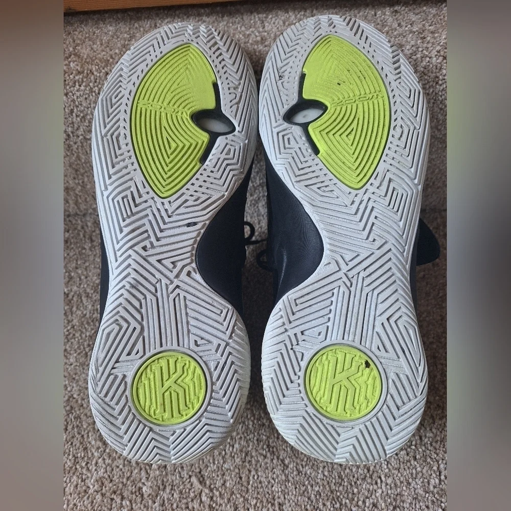 Nike Kyrie Flytrap 3 Mens Size 11 Basketball Shoes, BQ3060 001 Black Volt